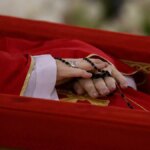 caixao-de-madeira-e-lapide-simples-como-sao-os-ritos-ate-o-funeral-do-papa-francisco-o-corpo-de-papa-francisco-ficara-exposto-na-basilica-de-sao-pedro-vatican-media-afp-tvt-news