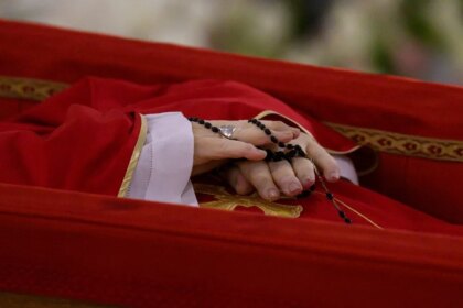 caixao-de-madeira-e-lapide-simples-como-sao-os-ritos-ate-o-funeral-do-papa-francisco-o-corpo-de-papa-francisco-ficara-exposto-na-basilica-de-sao-pedro-vatican-media-afp-tvt-news