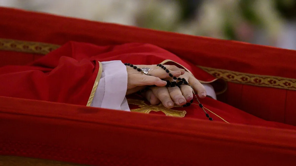 caixao-de-madeira-e-lapide-simples-como-sao-os-ritos-ate-o-funeral-do-papa-francisco-o-corpo-de-papa-francisco-ficara-exposto-na-basilica-de-sao-pedro-vatican-media-afp-tvt-news