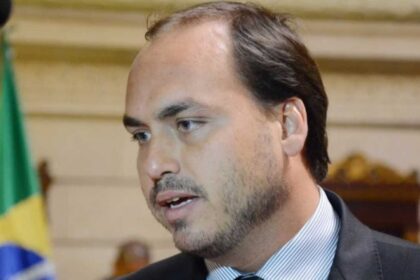 Carlos Bolsonaro presta depoimento a PF no caso Abin paralela.jpg