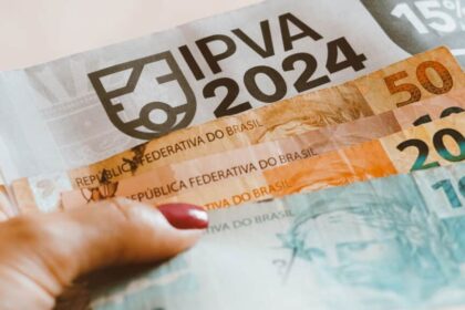 IPVA e dinheiro - Créditos: depositphotos.com / rafapress