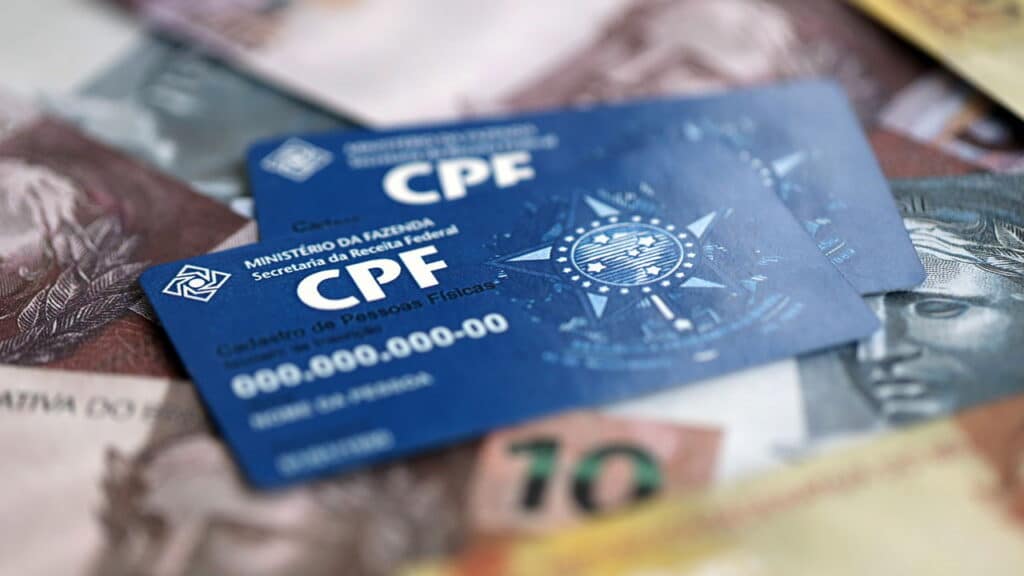 CPF e dinheiro - Créditos: depositphotos.com / Mehaniq