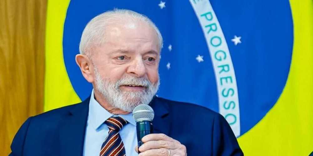 Com 20 pessoas comitiva de Lula embarca para o funeral.jpg