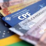 CPF com cédulas de dinheiro - Créditos: depositphotos.com / Mehaniq