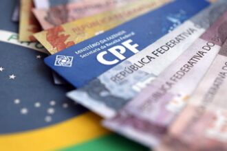 CPF com cédulas de dinheiro - Créditos: depositphotos.com / Mehaniq