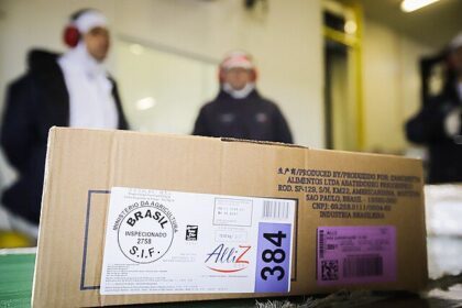 as-exportacoes-para-os-eua-passaram-a-enfrentar-tarifas-cinco-vezes-maiores-do-que-as-anteriores-que-giravam-em-torno-de-2%-foto-wiki-commons-tvt-news