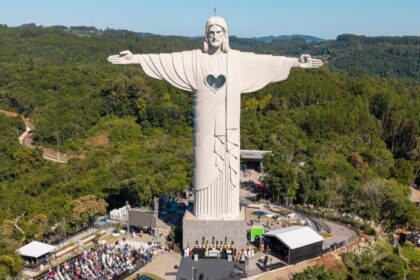 com-43-5-metros-de-altura-o-cristo-protetor-de-encantado-se-impoe-como-um-novo-simbolo-de-fe-acolhimento-e-resiliencia-foto-mauricio-tonetto-secom-rs-tvt-news