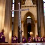 cruz-usada-na-primeira-missa-no-brasil-chega-a-sao-paulo-cruz-passa-por-cinco-estados-no-brasil-luciney-martins-arquidiocese-de-sao-paulo-tvt-news