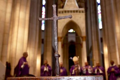 cruz-usada-na-primeira-missa-no-brasil-chega-a-sao-paulo-cruz-passa-por-cinco-estados-no-brasil-luciney-martins-arquidiocese-de-sao-paulo-tvt-news