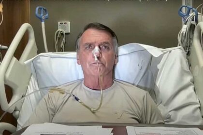 Da UTI Bolsonaro participa de live com filhos e Piquet.jpg