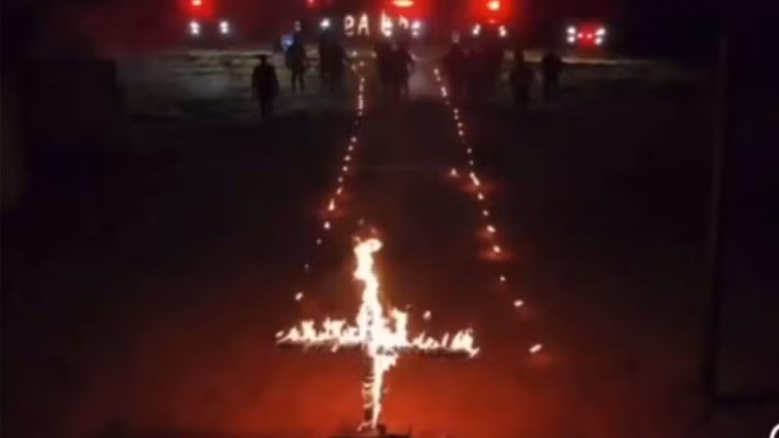 pms-queimam-cruz-ao-estilo-kkk-com-apologia-nazista-trecho-do-video-mostra-cruz-sendo-queimada-foto-@baepriopreto-reproducao-tvt-news