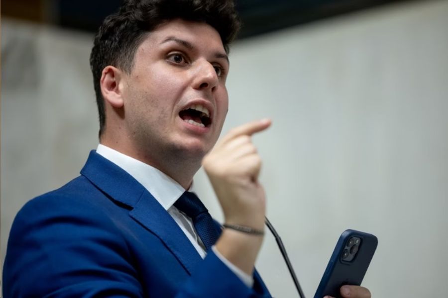 Deputado flagra assalto em avenida e persegue bandido na contramao.jpg