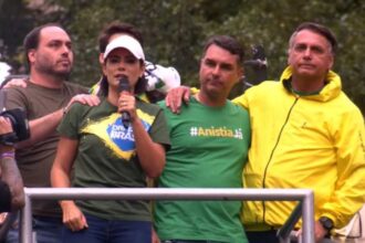 Em momento de uniao familiar Carlos elogia Michelle Uma leoa.jpg
