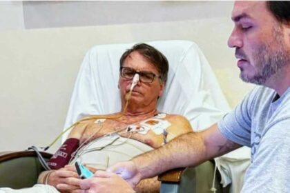 Equipe medica retira drenos do abdomen de Bolsonaro.jpg