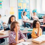 Sabia que o governo pode te pagar até R$ 9,2 mil só por frequentar a escola?