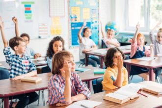 Sabia que o governo pode te pagar até R$ 9,2 mil só por frequentar a escola?