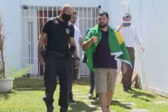 Filha de Eustaquio dribla PF e esconde o celular no.jpg