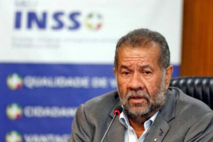 Folha defende demissao de Carlos Lupi e diz que ele.jpg