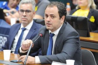 Glauber Braga entrega recurso a CCJ em que pede arquivamento.jpg