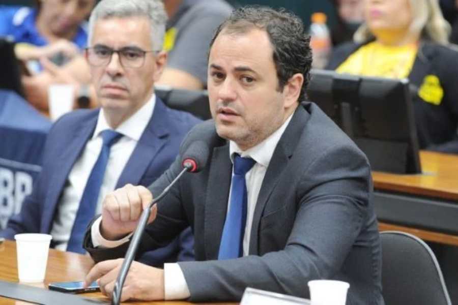 Glauber Braga entrega recurso a CCJ em que pede arquivamento.jpg