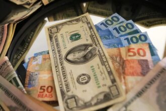 google-reexibe-conversor-de-real-para-dolar-e-outras-moedas-apos-quatro-meses-painel-do-conversor-do-real-para-outras-moedas-voltou-a-ser-reexibido-apos-erros-da-google-em-dezembro-fernanda-carvalho-fotos-publicas-tvt-news