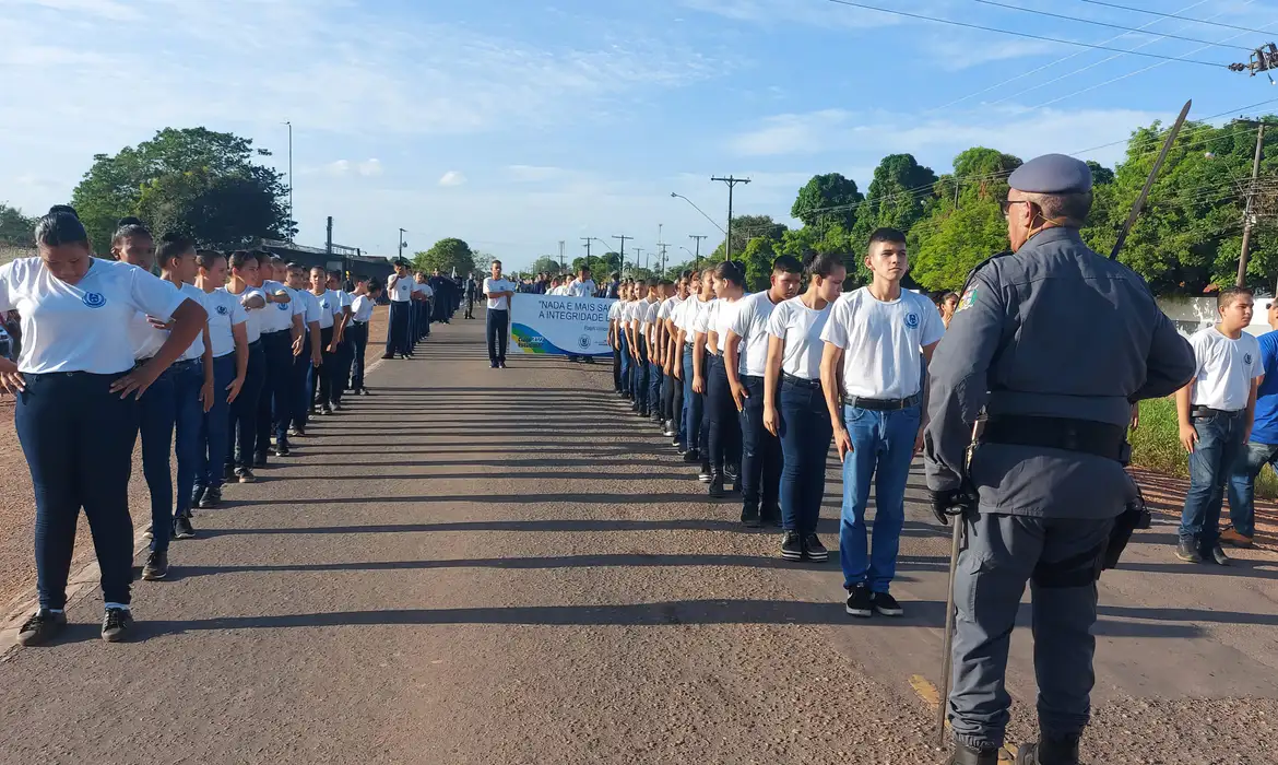 modelo-civico-militar-polemico-e-recebe-muitas-criticas-foto-escola-lima-neto-facebook-tvt-news