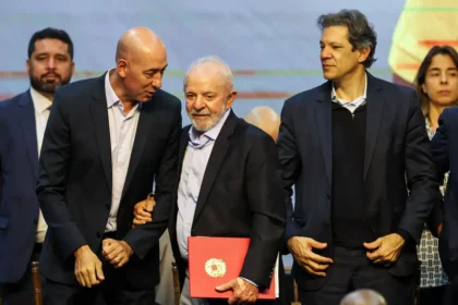 o-ministro-da-fazenda-fernando-haddad-e-o-presidente-lula-em-evento-de-anuncio-de-investimentos-em-logistica-em-cajamar-sp-foto-paulo-pinto-agencia-brasil-tvt-news