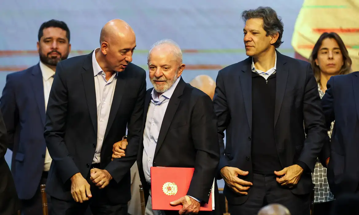 o-ministro-da-fazenda-fernando-haddad-e-o-presidente-lula-em-evento-de-anuncio-de-investimentos-em-logistica-em-cajamar-sp-foto-paulo-pinto-agencia-brasil-tvt-news