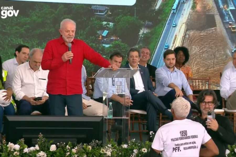 Homem interrompe fala de Lula para cobrar promessa de 2009.jpg