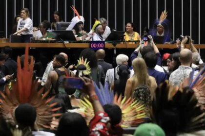 indigenas-lotam-plenario-da-camara-em-sessao-que-exalta-mobilizacao--temos-que-continuar-defendendo-nosso-direito-a-terra-disse-lider-indigena--foto-lula-marques-agencia-brasil-tvt-news