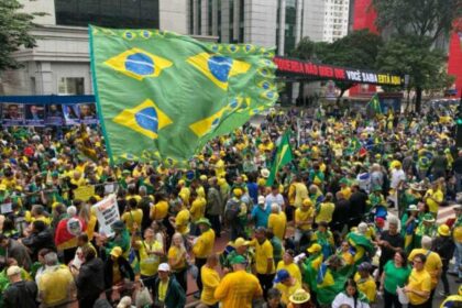 Irma Ilda vai a Paulista com Biblia em maos e.jpg