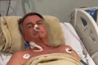 Jair Bolsonaro mostra cicatriz e hematomas apos cirurgia.jpg
