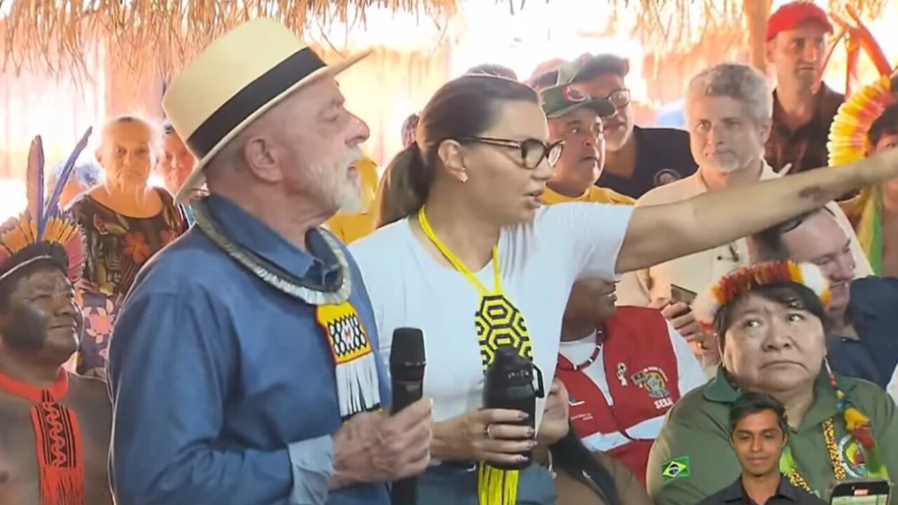 Janja interrompe indigenas e exige silencio para fala de Lula.jpg