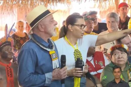 Janja repreende indigenas e pede que se sentem para ouvir.jpg