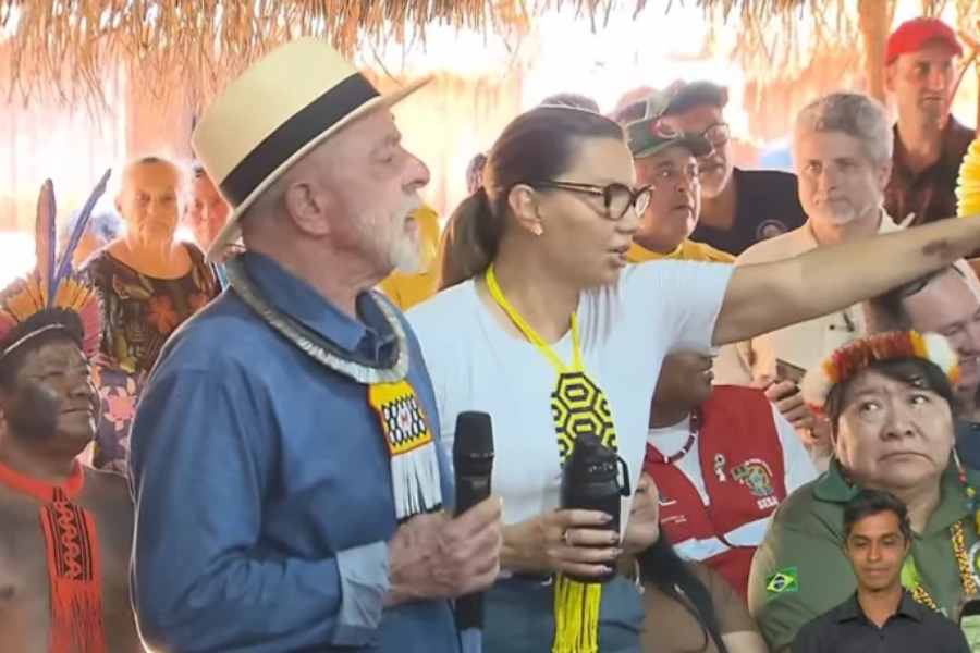 Janja repreende indigenas e pede que se sentem para ouvir.jpg