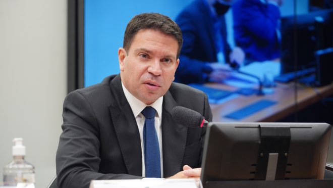 Lider do PT questiona STF sobre recurso que pode livrar.jpg