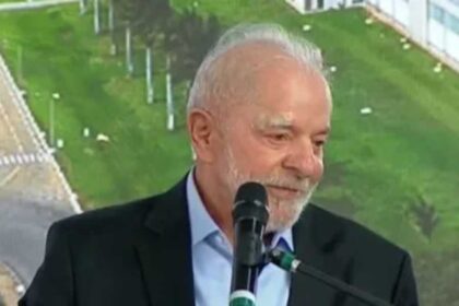 Lula aparece com curativos no rosto e na mao e.jpg