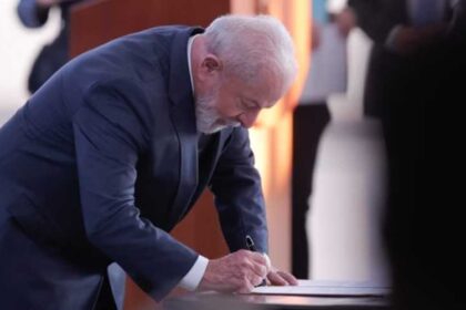 Lula assina antecipacao do 13o para aposentados e pensionistas do.jpg