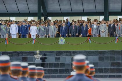 Lula cumprimenta Mourao em celebracao do Dia do Exercito.jpg