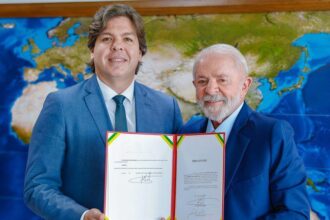 O-novo-ministro-das-Comunicações, Frederico-de-Siqueira-Filho, ao-lado-do-presidente-Lula. Foto: Ricardo-Stuckert / PR-tvt-news