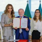 O - presidente - Lula - ao - lado - da - deputada - Erika - Hilton - autora - do - projeto - agora - transformado - em - lei - da - primeira - dama - Janja - e - das - ministras - Gleisi - Hoffmann - Relações - Institucionais - e - Cida - Gonçalves - Mulheres. - Foto - Ricardo - Stuckert -tvt-news