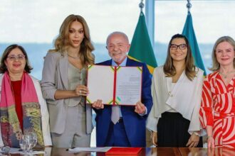 O - presidente - Lula - ao - lado - da - deputada - Erika - Hilton - autora - do - projeto - agora - transformado - em - lei - da - primeira - dama - Janja - e - das - ministras - Gleisi - Hoffmann - Relações - Institucionais - e - Cida - Gonçalves - Mulheres. - Foto - Ricardo - Stuckert -tvt-news