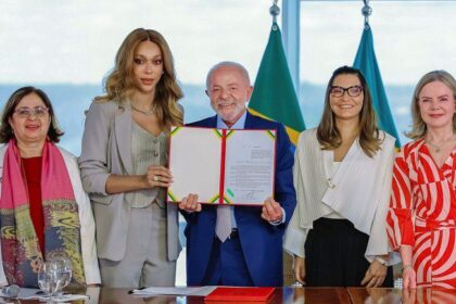 O - presidente - Lula - ao - lado - da - deputada - Erika - Hilton - autora - do - projeto - agora - transformado - em - lei - da - primeira - dama - Janja - e - das - ministras - Gleisi - Hoffmann - Relações - Institucionais - e - Cida - Gonçalves - Mulheres. - Foto - Ricardo - Stuckert -tvt-news