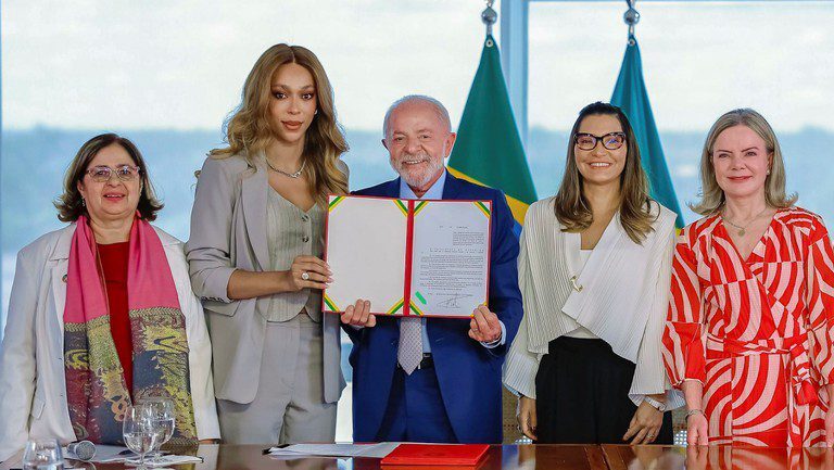 O - presidente - Lula - ao - lado - da - deputada - Erika - Hilton - autora - do - projeto - agora - transformado - em - lei - da - primeira - dama - Janja - e - das - ministras - Gleisi - Hoffmann - Relações - Institucionais - e - Cida - Gonçalves - Mulheres. - Foto - Ricardo - Stuckert -tvt-news