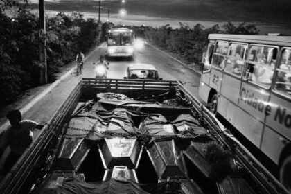 massacre-eldorado-carajas-completa-29-anos-sebastiao-salgado-acompanhou-o-mst-durante-dois-anos-e-registrou-momentos-depois-do-massacre-em-eldorado-do-carajas-foto-sebastiao-salgado-livro-terra-mst