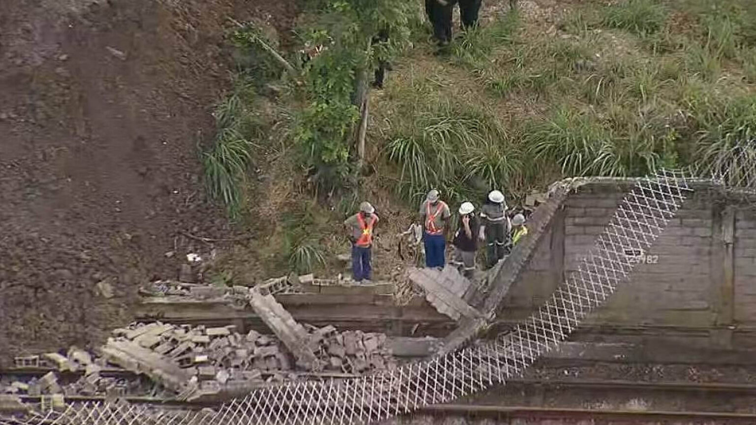 metro-do-rio-fecha-11-estacoes-apos-queda-de-muro-provocada-por-obras-metrorio-esta-em-contato-com-a-aguas-do-rio-para-que-a-operacao-seja-restabelecida-reproducao-tv-globo-tvt-news