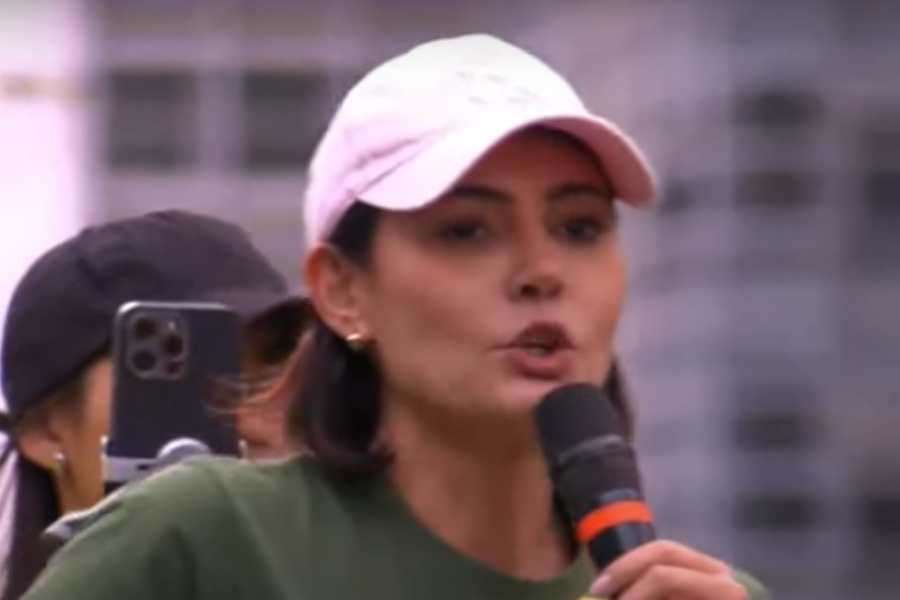 Michele Bolsonaro faz forte discurso e emociona multidao.jpg