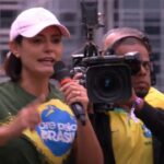 Michelle Bolsonaro mostra batom e emociona durante discurso na manifestacao.jpg