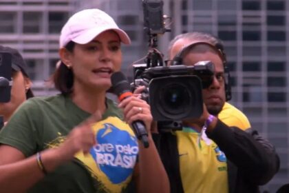 Michelle Bolsonaro mostra batom e emociona durante discurso na manifestacao.jpg