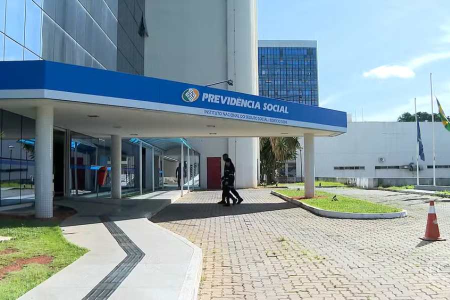 Ministro Carlos Lupi ignorou alertas obre fraudes no INSS e.jpg